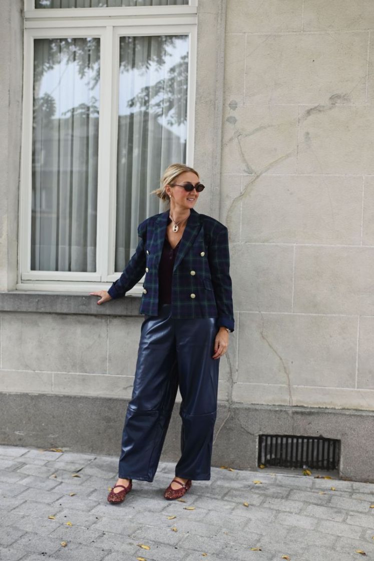 NAVY BLAZER