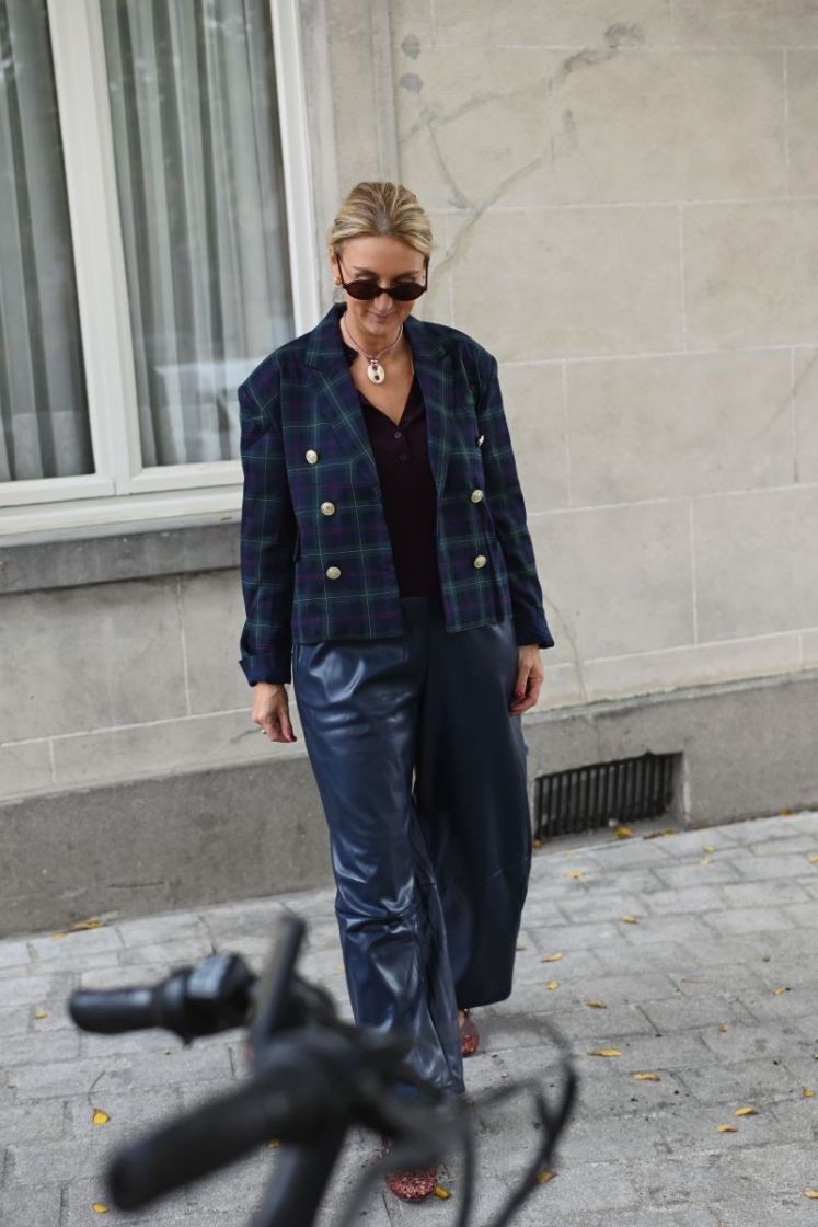 NAVY BLAZER
